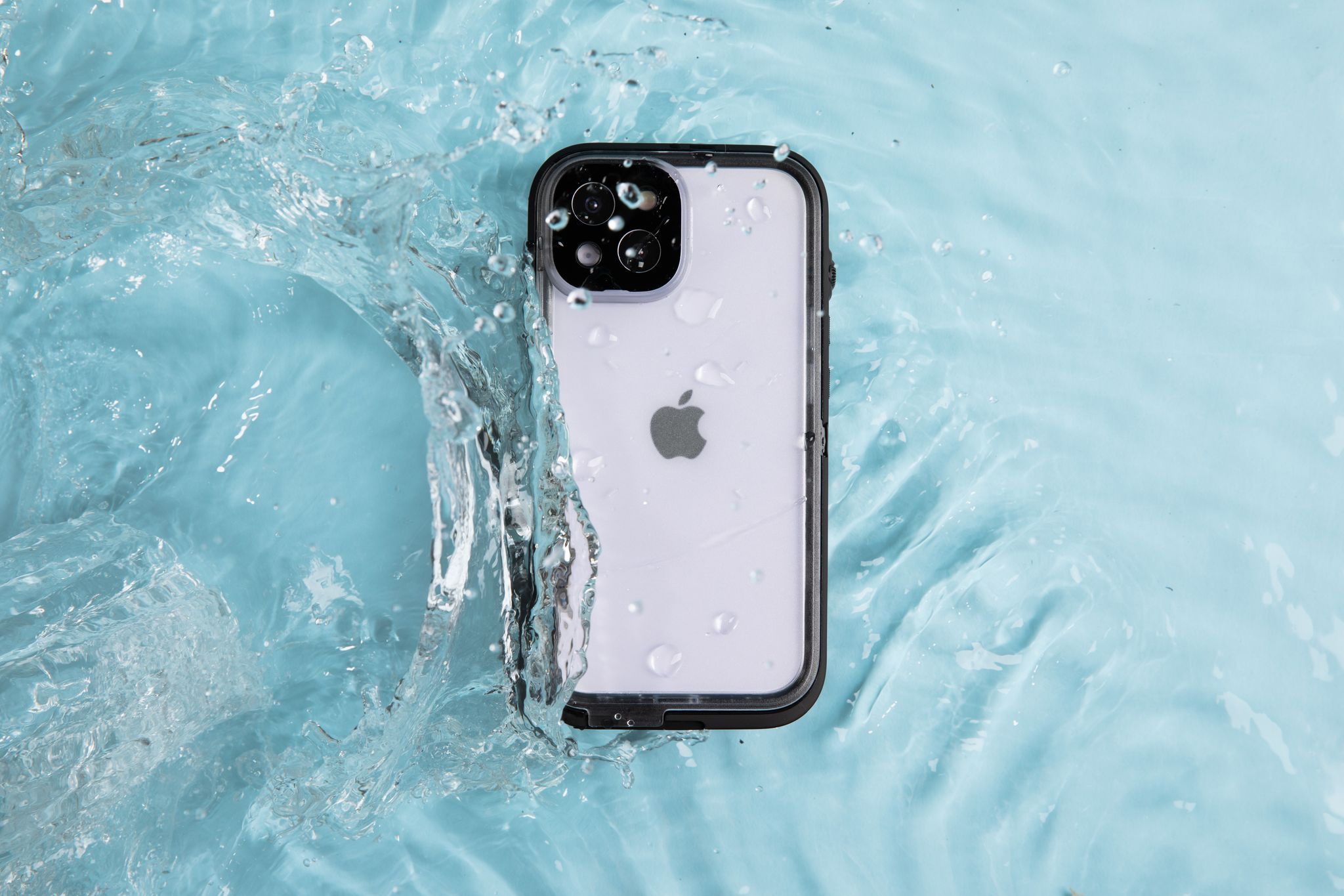 iPhone 14 Waterproof Case protecting iPhone from water